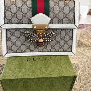 Limited Edition GUCCI White Leather GG Supreme Queen Margaret Pearl/Garnet Bee